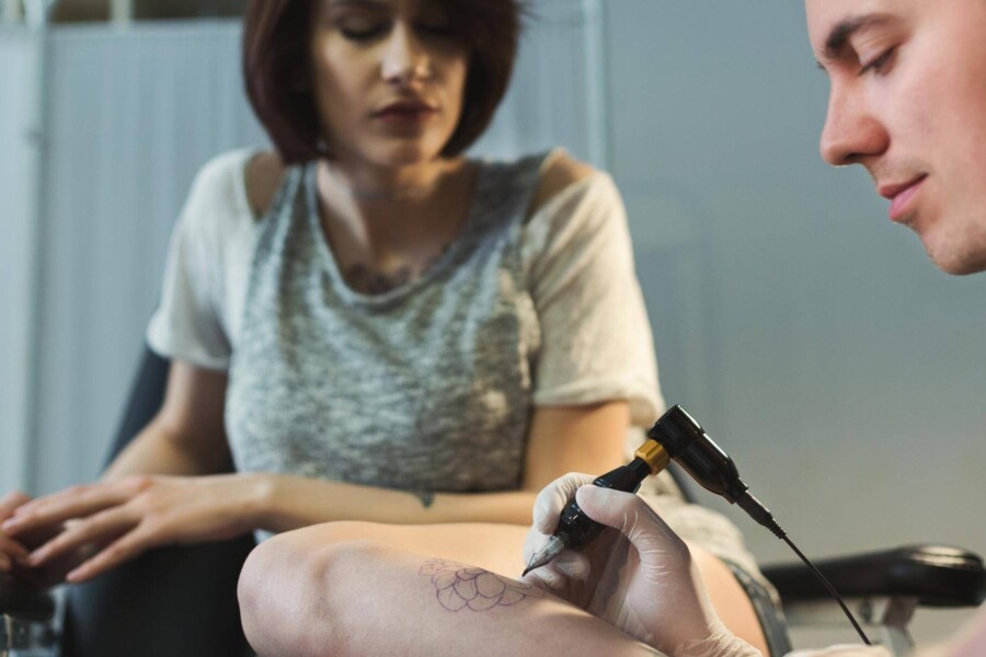 Jak dbać o zrobiony tatuaż w pierwszych tygodniach?