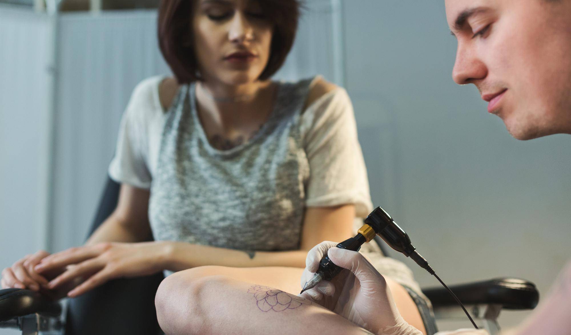 Jak dbać o zrobiony tatuaż w pierwszych tygodniach?